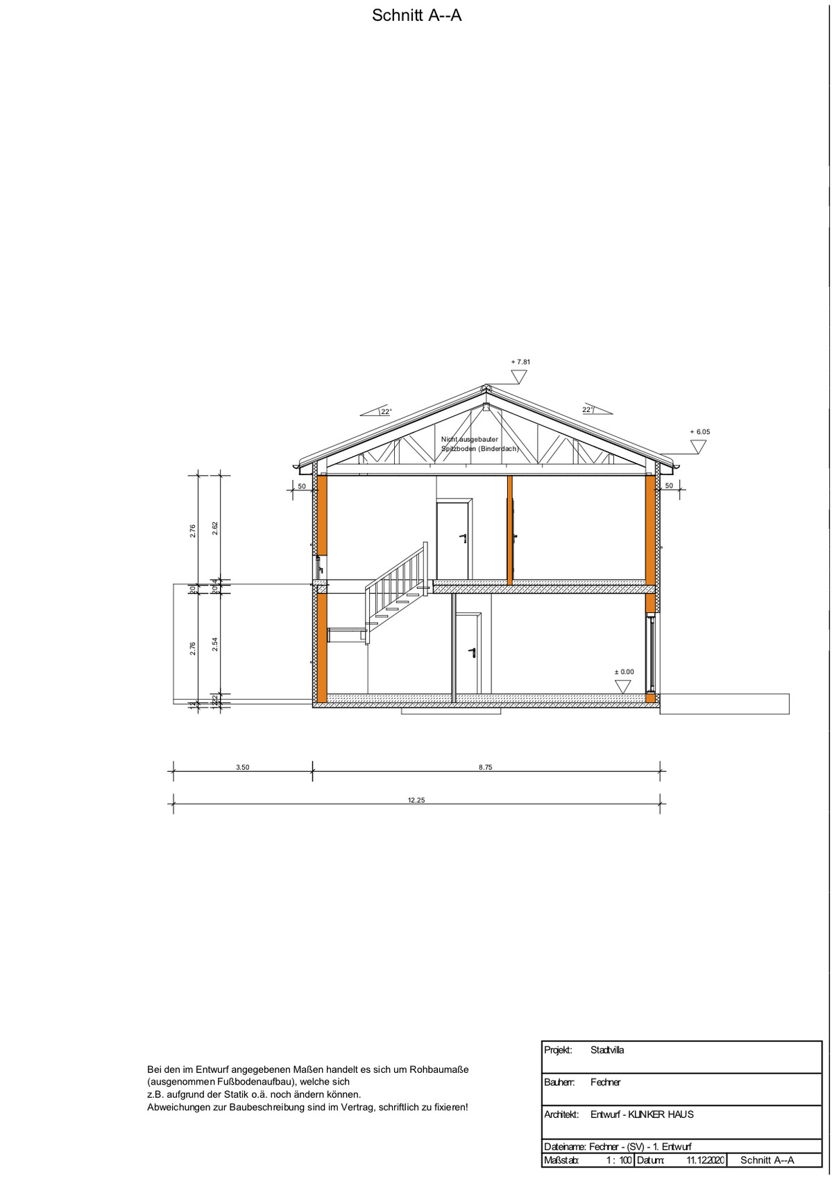 Schnitt A-A durch ein zweigeschossiges Haus mit Dachstuhl, Treppe und orange markierten Wandbauteile.