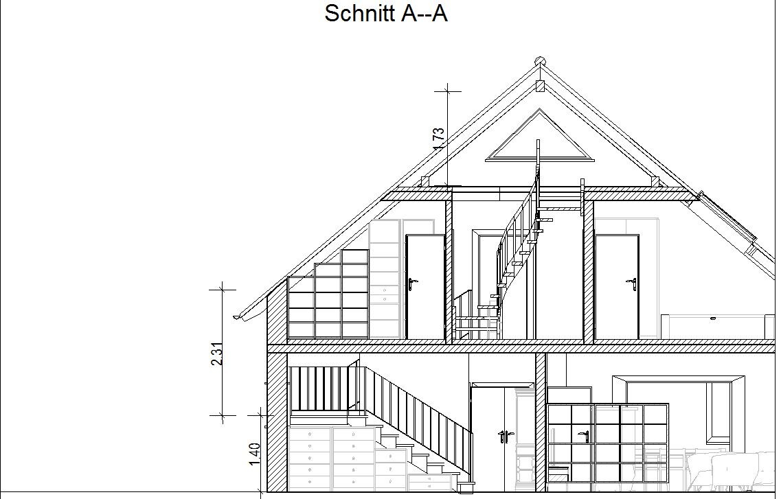 Schnitt A-A durch ein mehrgeschossiges Haus mit Treppe und Innenräumen