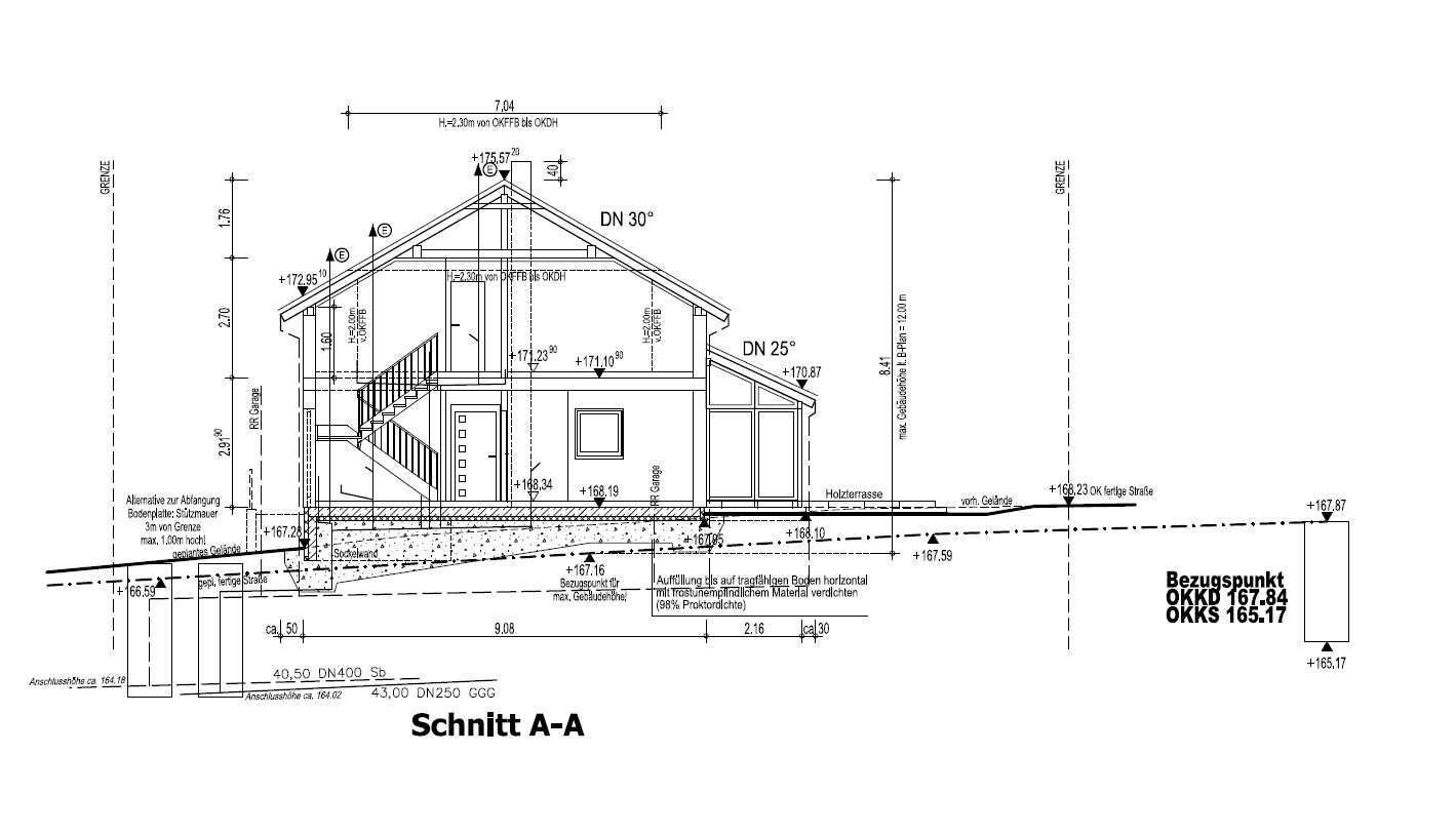 Schnitt A-A eines Hauses zeigt Fundament, Bodenaufbau und Treppe