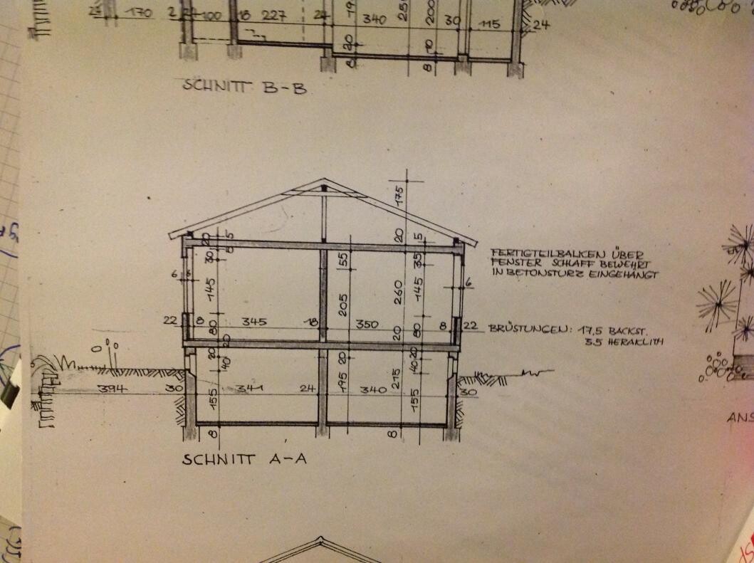 Schnittzeichnung eines zweigeschossigen Hauses mit Fundament, Wänden und Dach.