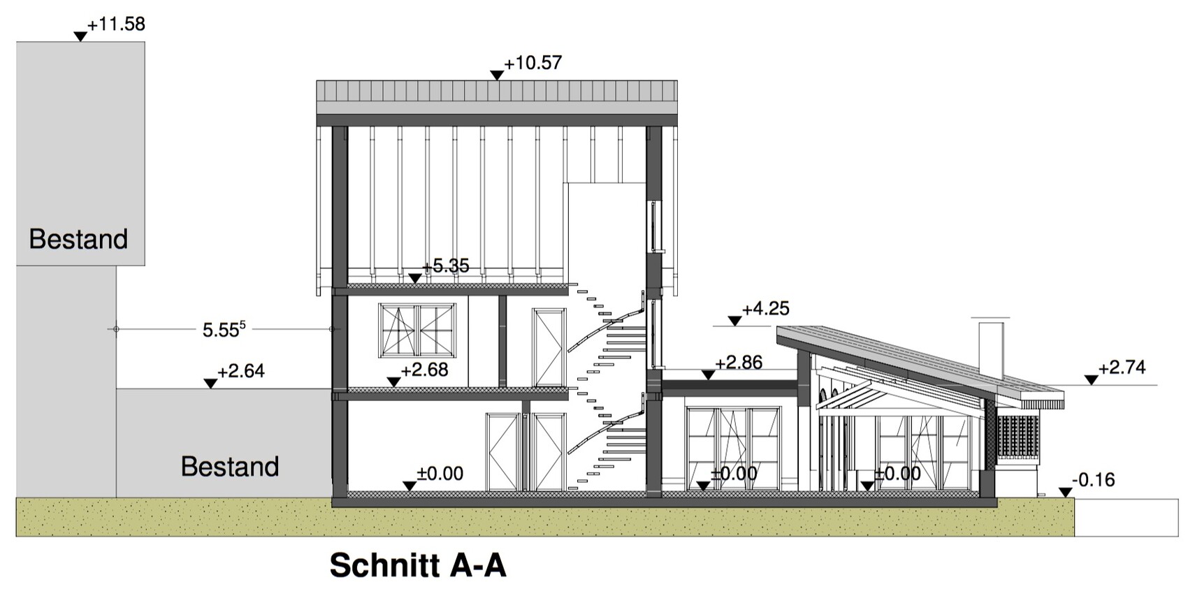 Schnitt A-A durch ein mehrstöckiges Haus mit Treppen, Fenstern und Fundamenten