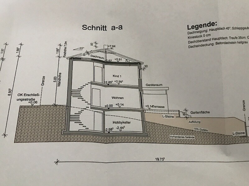 Schnitt a-a durch zweigeschossiges Haus mit Treppe, Wohnen und Hobbykeller