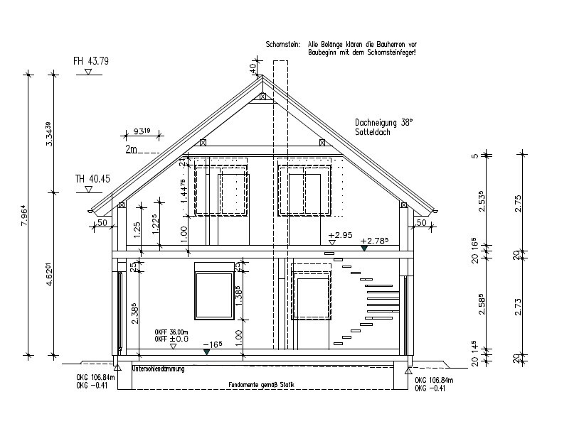 Schnitt durch ein zweigeschossiges Haus mit Treppe, Fenstern, Dach und Fundamenten.