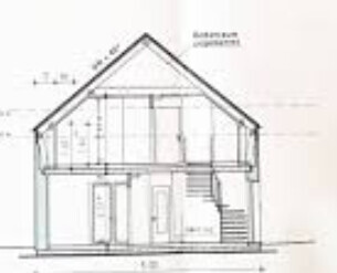 Schnittzeichnung eines zweigeschossigen Hauses mit Treppe, Dach und Fensterfront