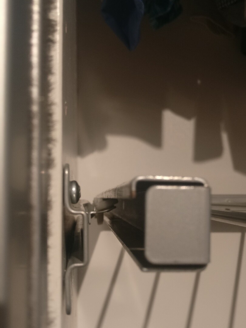 Nahaufnahme einer Metall-Schubladenschiene mit quadratischem Endstück.