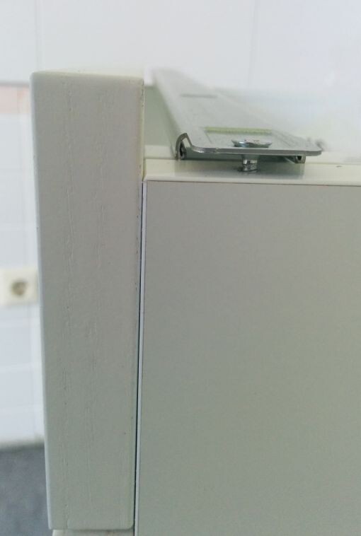 Nahaufnahme eines Edelstahl-Scharnier-Details an einer Schranktuer