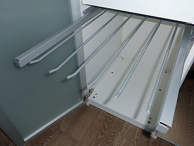 Ausziehbare Küchenschublade mit Metall-Schienen in Unterschrank
