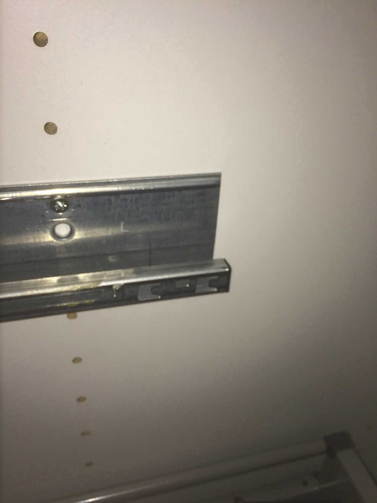 Metall-Schubladenführung in einem Schrank.