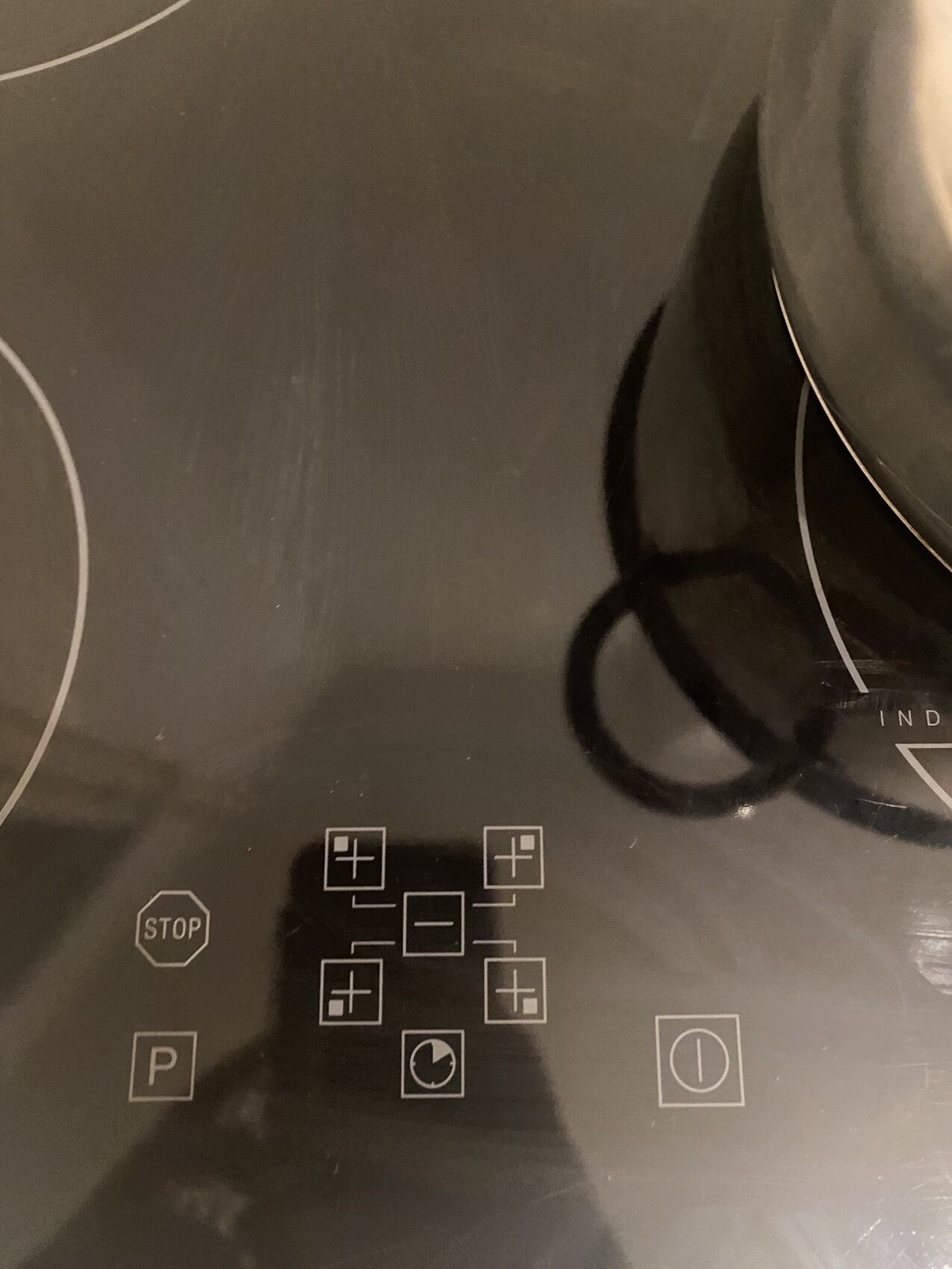 Induktionskochfeld mit Touch-Bedienfeld: zentrale Plus-/Minus-Tasten, Stop- und P-Taste.