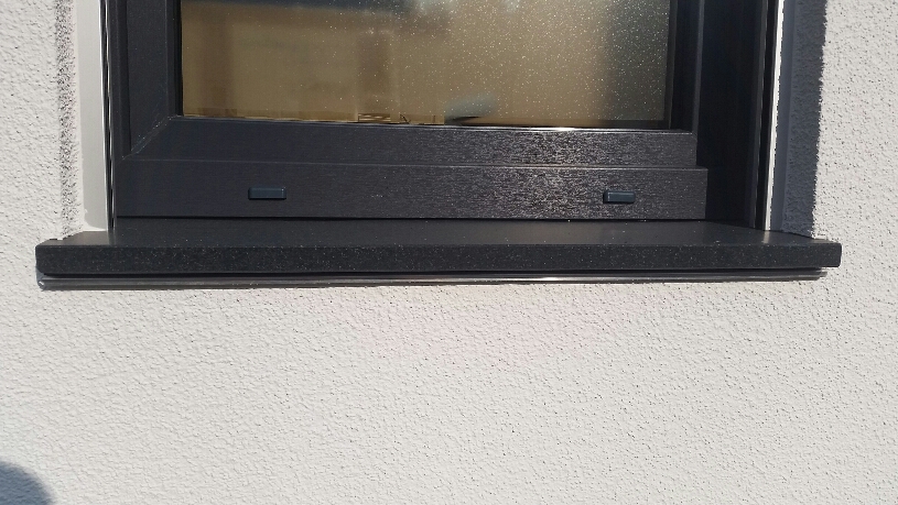 schwarze-fensterbank-an-der-aussenwand.jpg