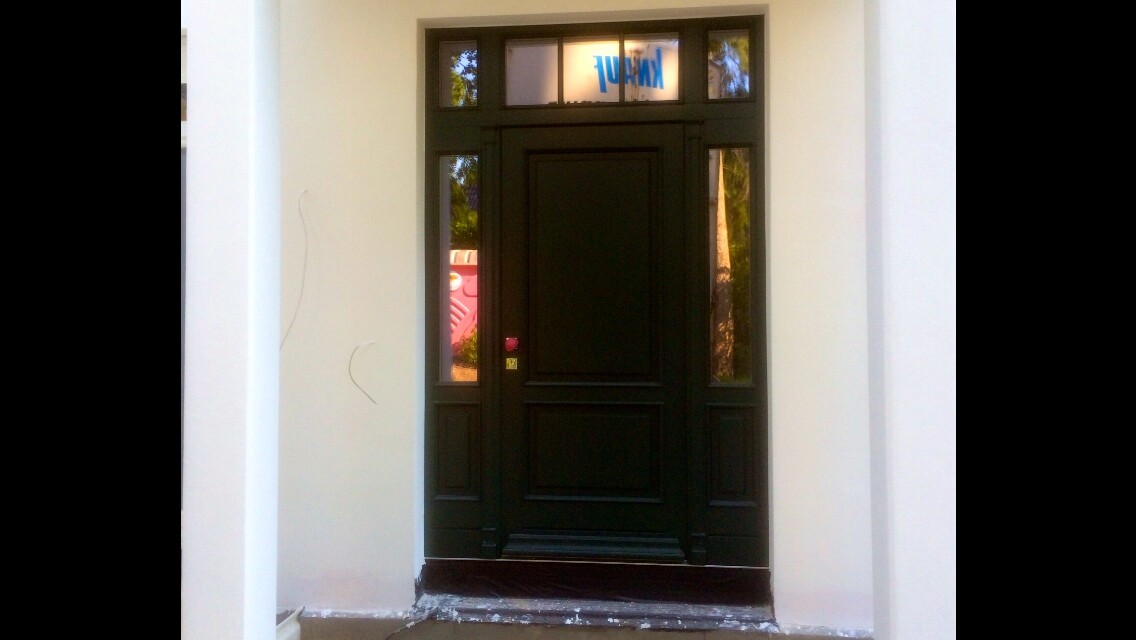 schwarze-haustuer-mit-seitlichen-fenstern-eingangsbereich.jpg