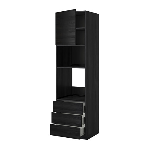schwarzer-hoher-kleiderschrank-mit-schubladen-und-offenen-faechern-im-wohnzimmer.JPG