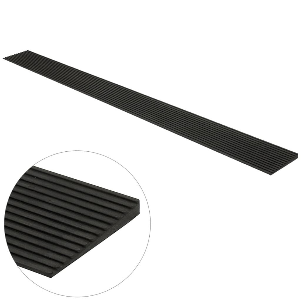 Eine lange schwarze Gummimatte mit parallelen Rippen; Nahaufnahme einer Ecke.