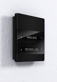 Schwarzer moderner Wandlichtschalter mit Display an weißer Wand