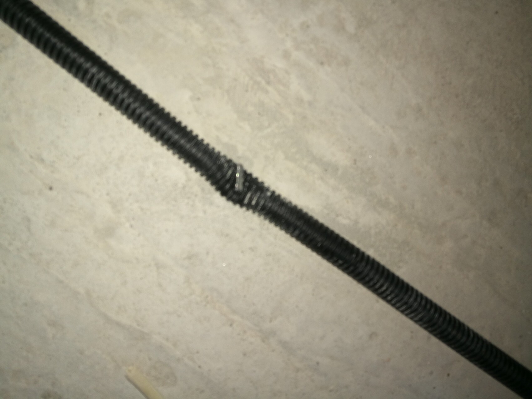 schwarzes-flexibles-kabelrohr-im-keller.jpg