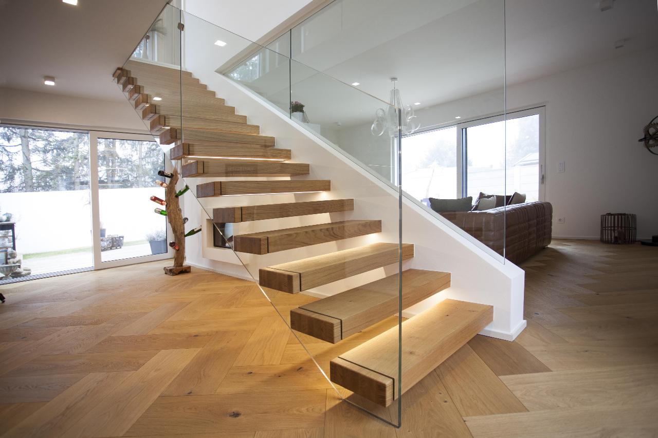 schwebende-treppe-kragarmtreppe-an-ziegelwand-246090-1.jpg
