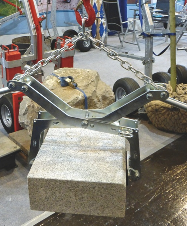 schwerer-granit-block-montage-im-bauwesen.png