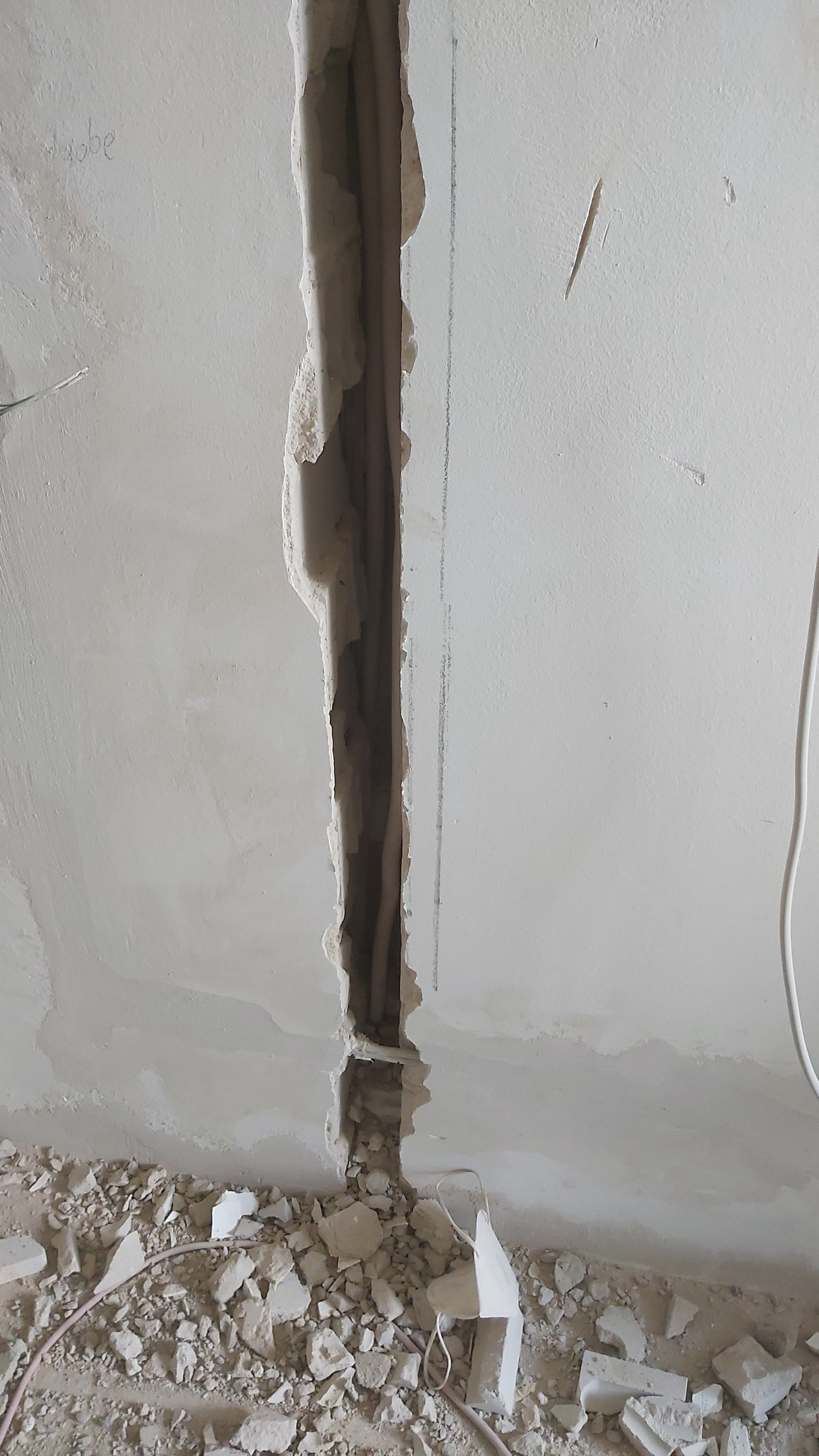 senkr-7cm-dicker-und-20cm-tiefer-schlitz-in-tragender-wand-schliessen-417342-1.jpg