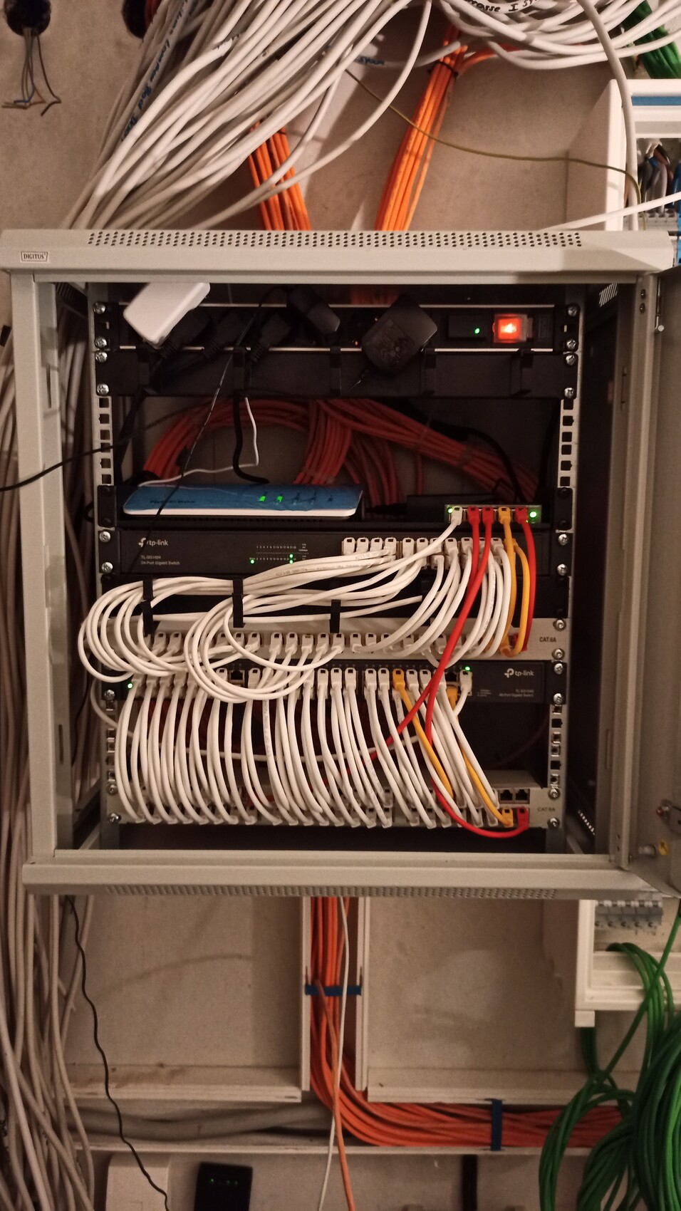 Serverrack mit Patchpanels, Switches und Kabelbündeln im Netzwerkschrank