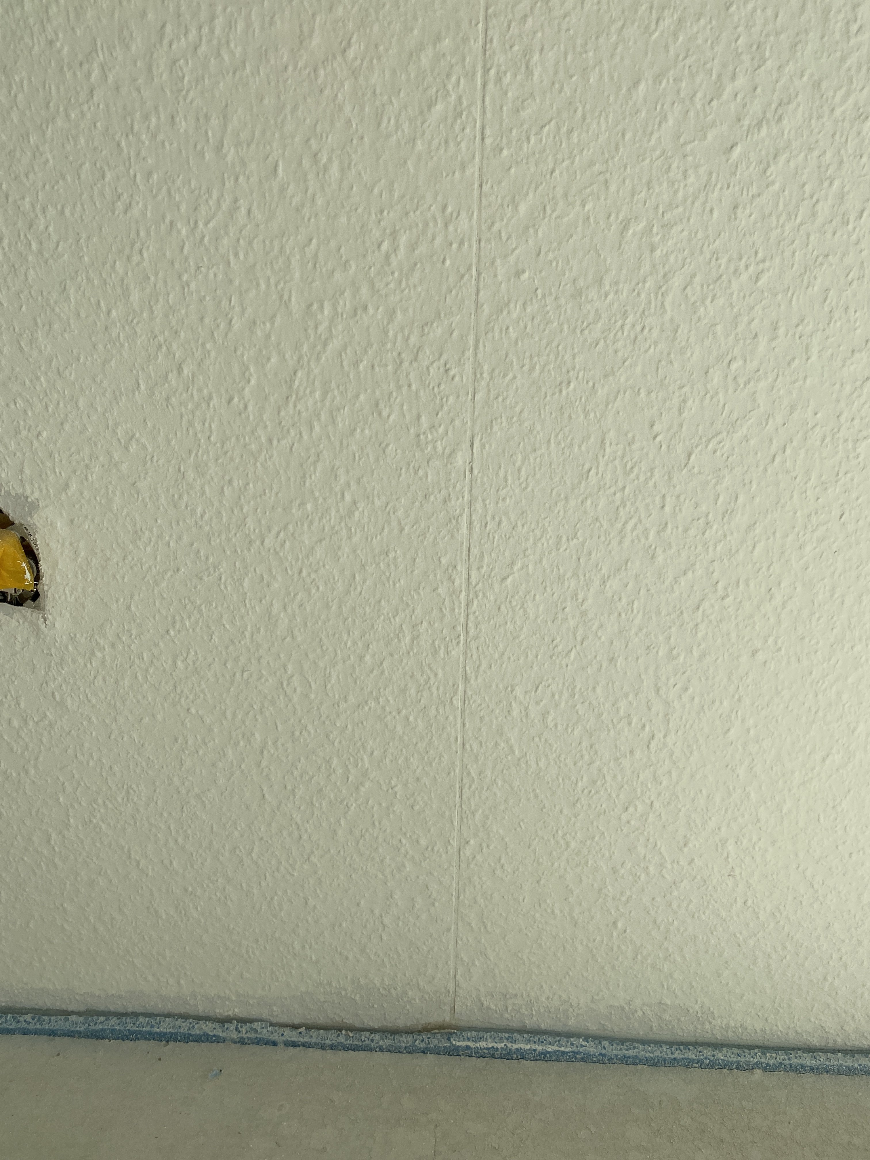 sichtbare-dehnungsfuge-in-der-raufasertapete-532974-2.JPG