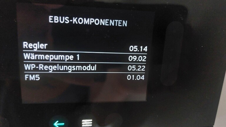Bildschirm zeigt EBUS-Komponenten-Liste: Regler, Wärmepumpe 1, WP-Regelungsmodul, FM5