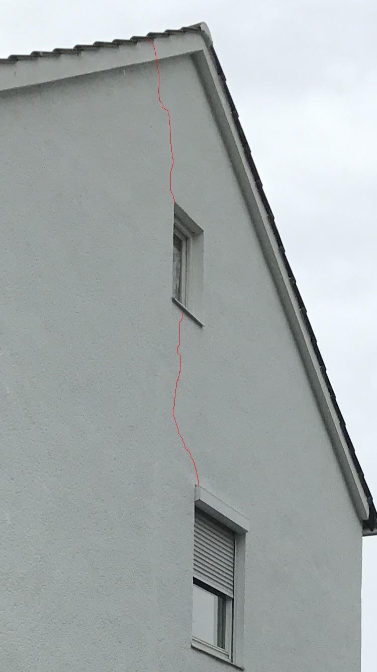 sichtbarer-aussenwand-riss-hausbau-mangel.jpg