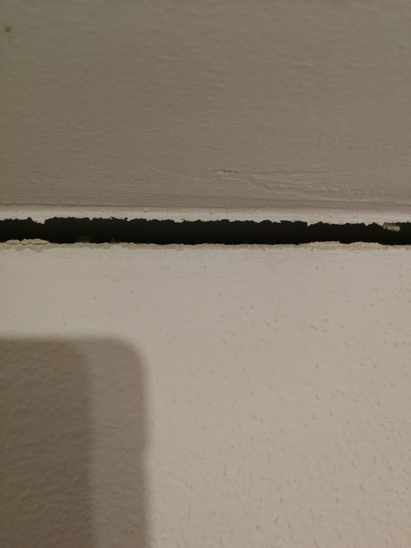 sichtbarer-riss-im-wand-boden-anschluss.jpg