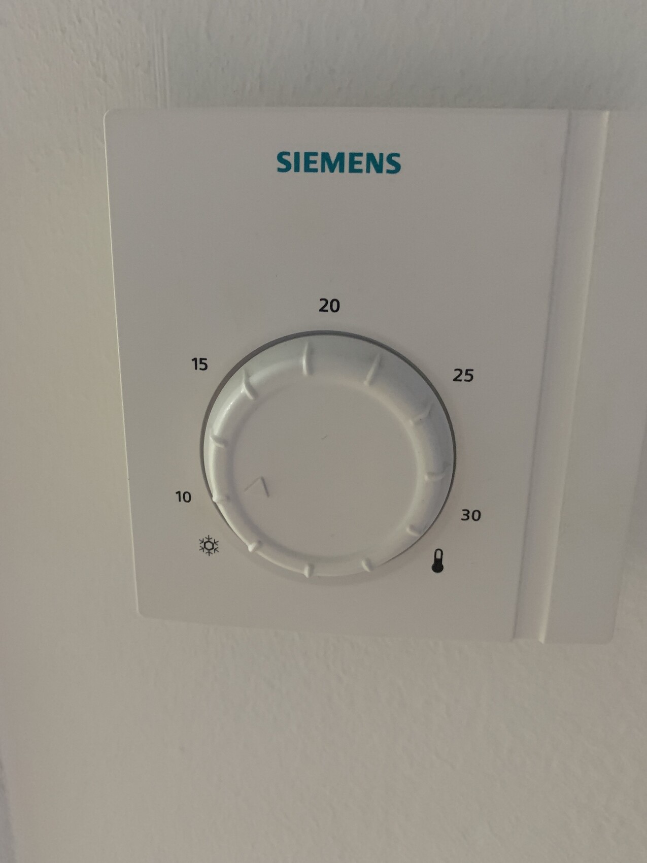 Siemens-Wandthermostat mit Drehknopf zur Temperatureinstellung, Skala 10–30 °C.