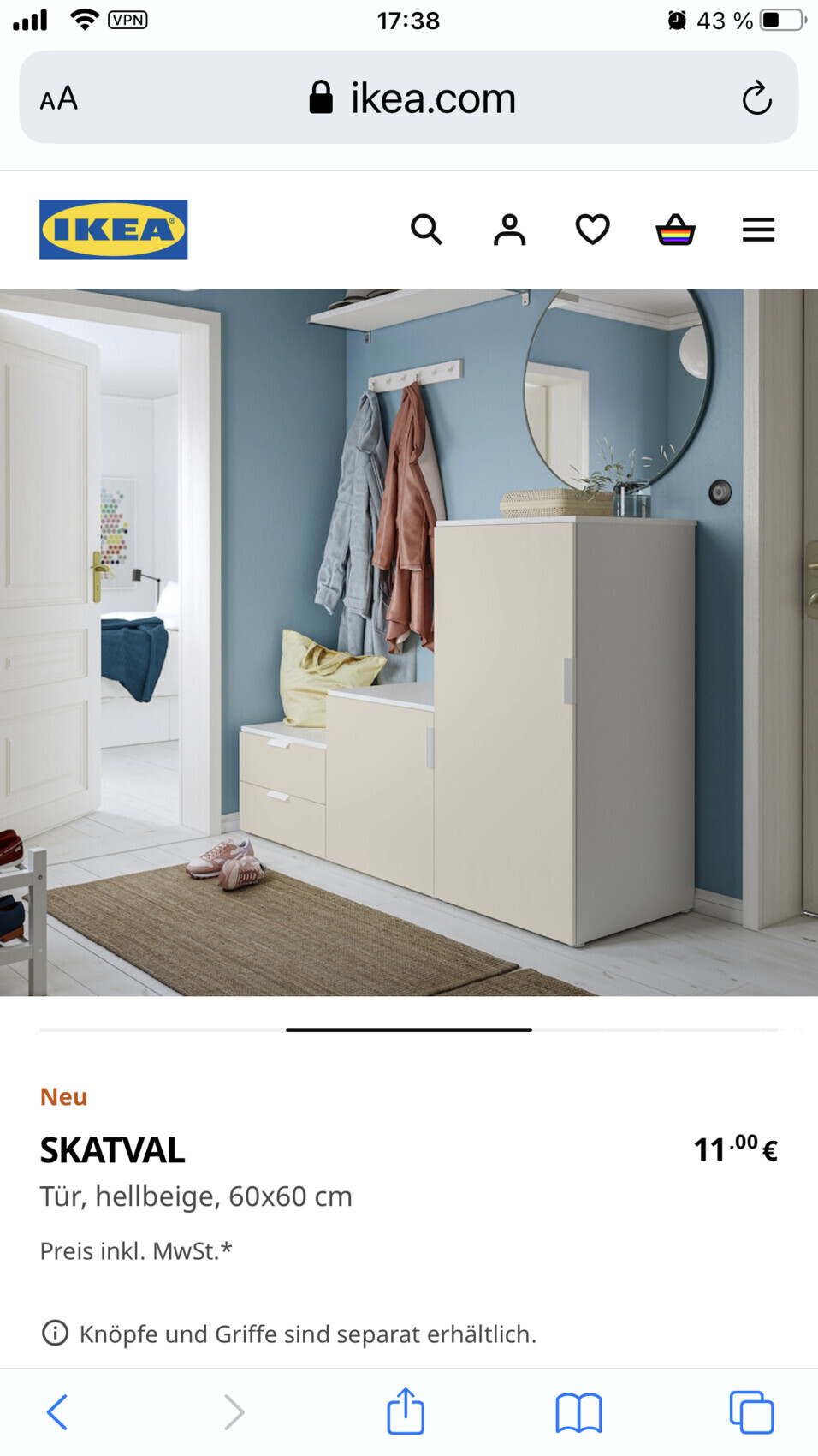 Fluransicht: beige Garderobe mit Spiegel vor blauer Wand, Tür zum Schlafzimmer.
