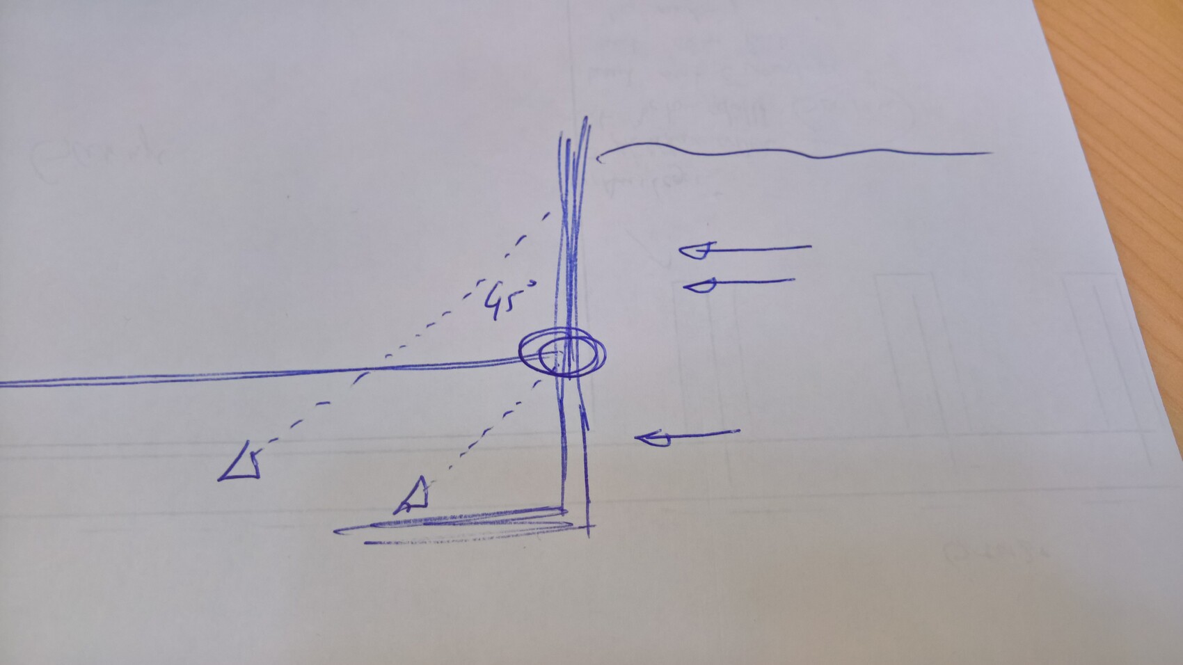 Handgezeichnete Skizze einer Raumecke mit Linien und Pfeilen in blauer Tinte