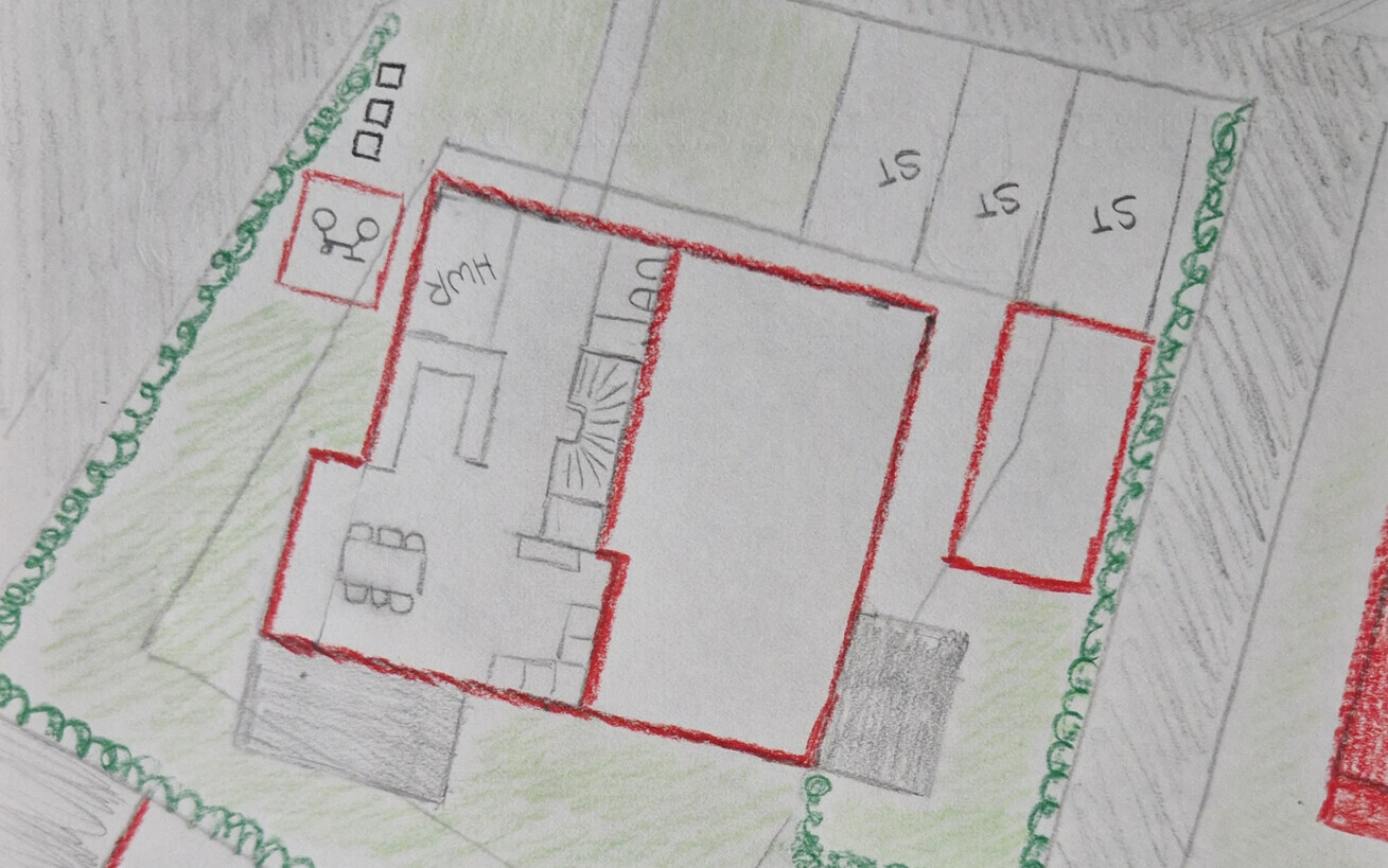 Handgezeichnete Grundrissskizze eines Hauses mit rotem Umriss und Gartenbereich