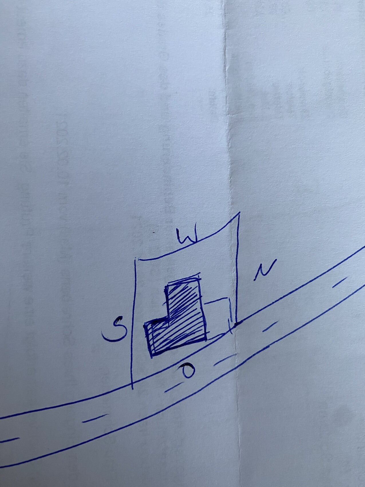 Skizze eines Rechtecks mit innerer Treppe auf einer gebogenen Linie; Beschriftung S W N O.