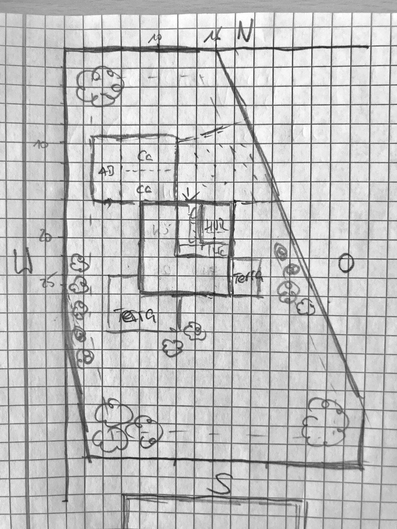 Handgezeichnete Grundrissskizze: Rechteckiges Gebäude in der Mitte, Bäume am Rand, Kompass Norden.
