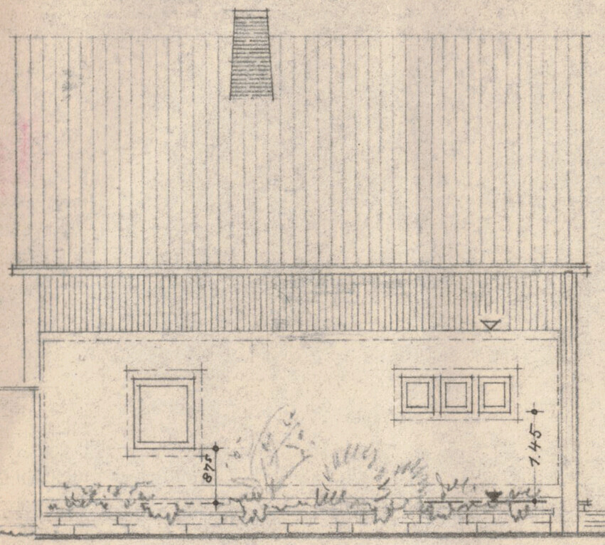 Skizze einer Hausfassade mit Dach, Kamin, linkem Quadratfenster, rechts Dreierfenster und Garten.