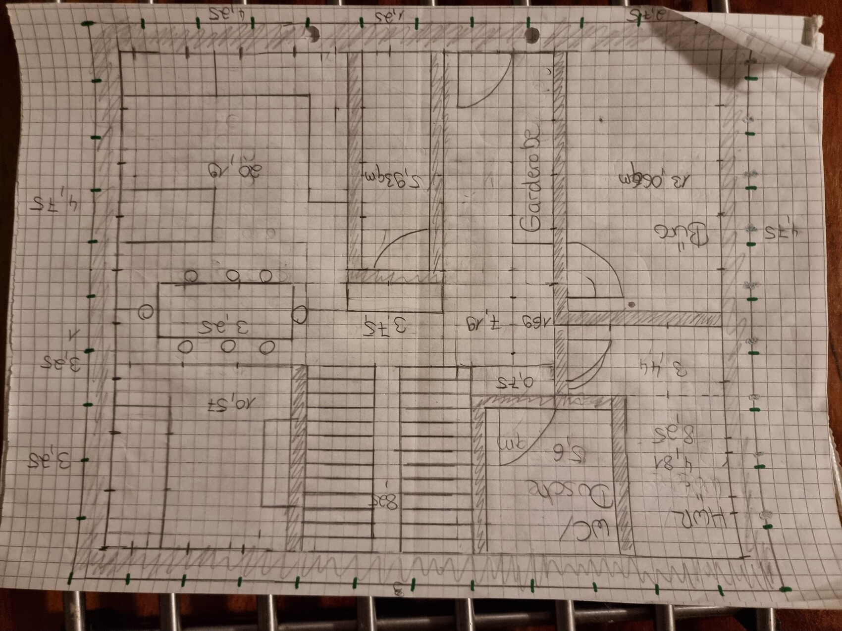 Handgezeichneter Grundriss eines Hauses mit mehreren Räumen und Türen.
