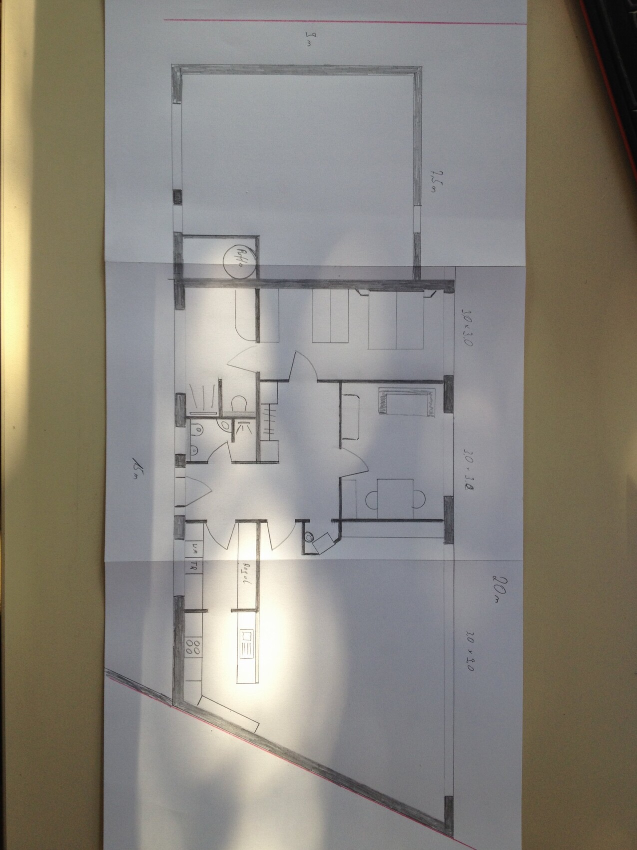 Grundriss einer Wohnung: Küche mit Insel, Essbereich, Wohnzimmer, Flur, Bad, Schlafzimmer.
