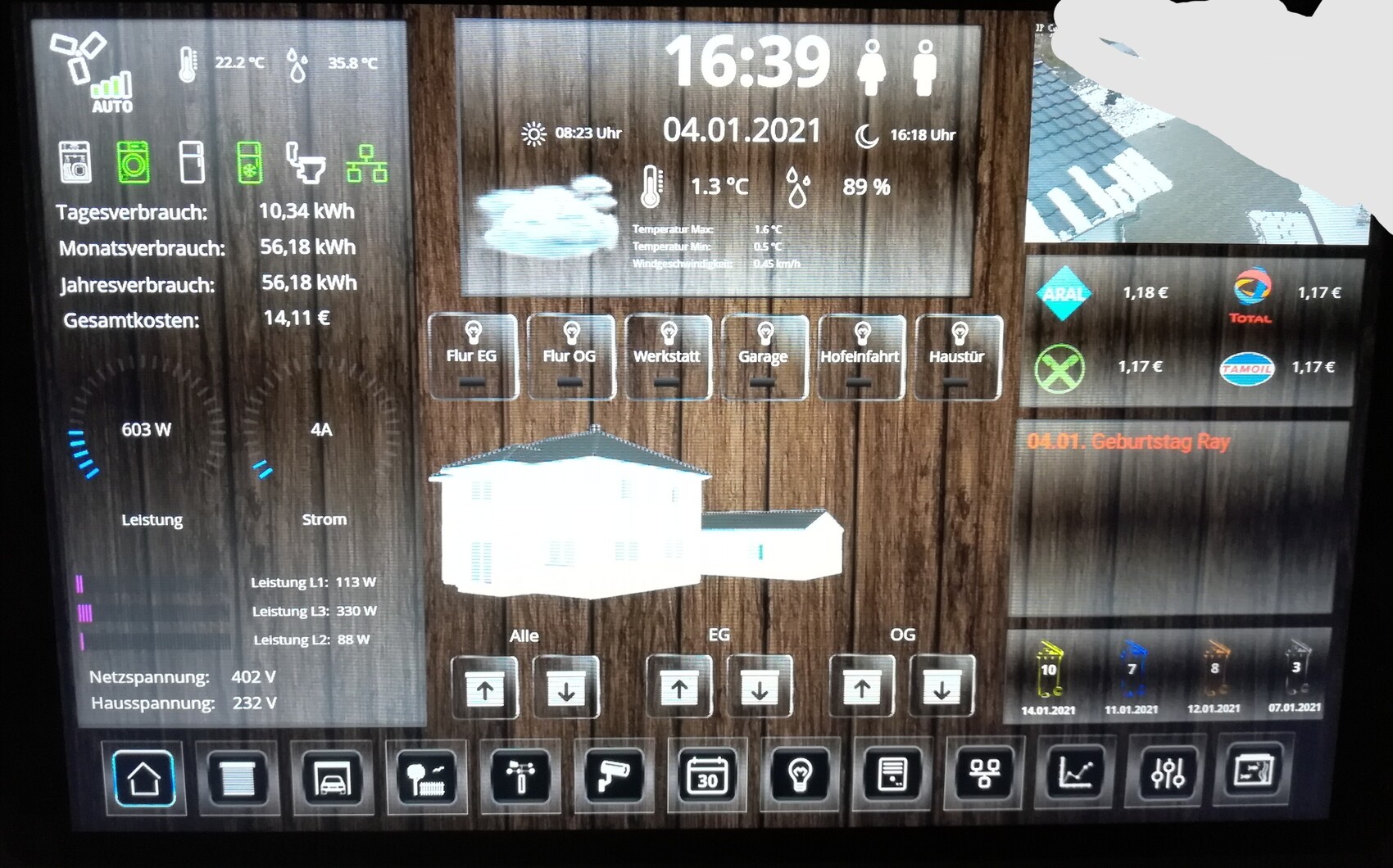 Smart-Home-Dashboard auf Holzoptik zeigt Uhrzeit 16:39, Datum 04.01.2021 und Energieverbrauch