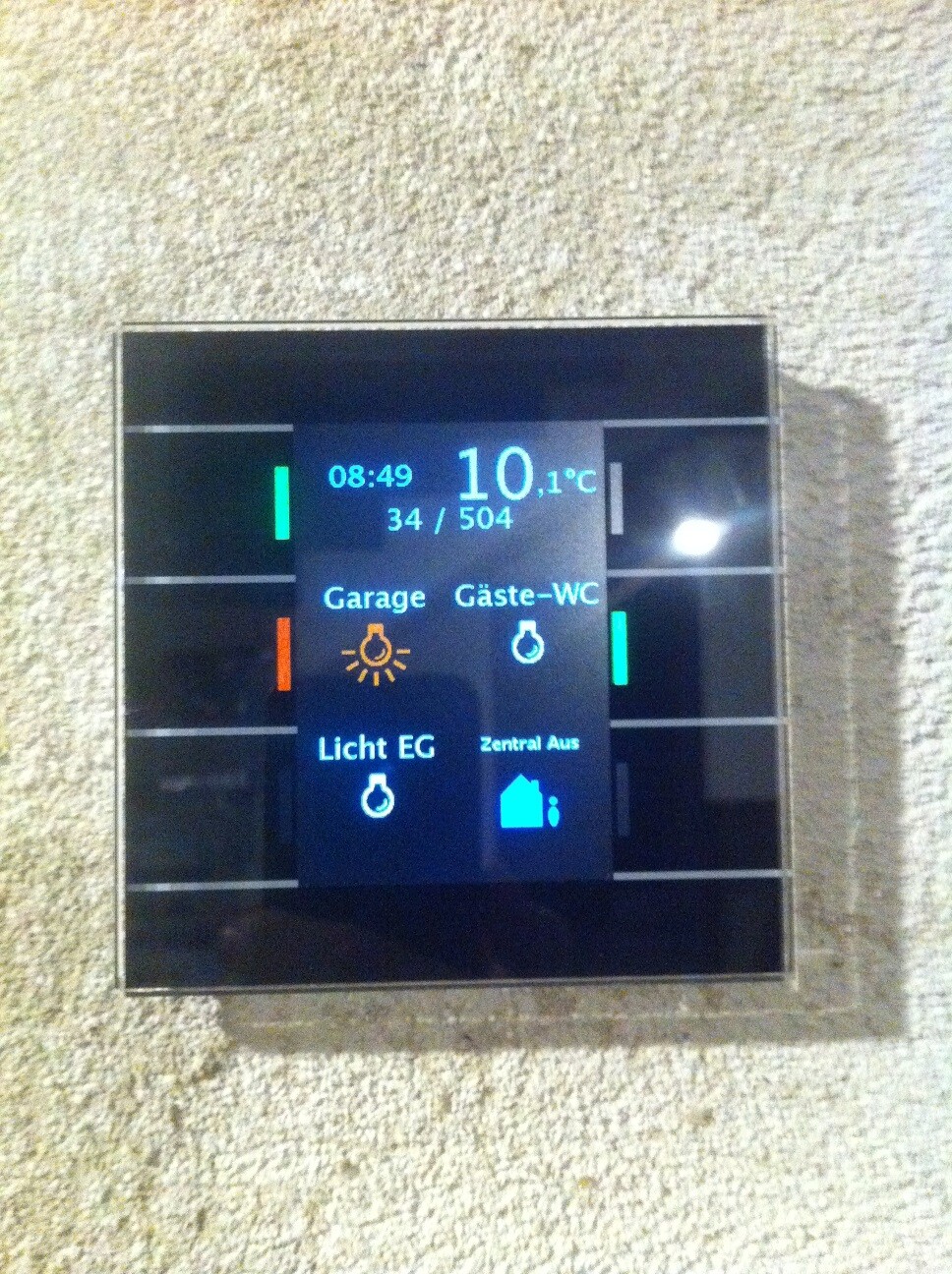 Digitale Wandsteuerung mit Touchscreen: Uhr, 10,1 °C, Garage, Gäste-WC, Licht EG.