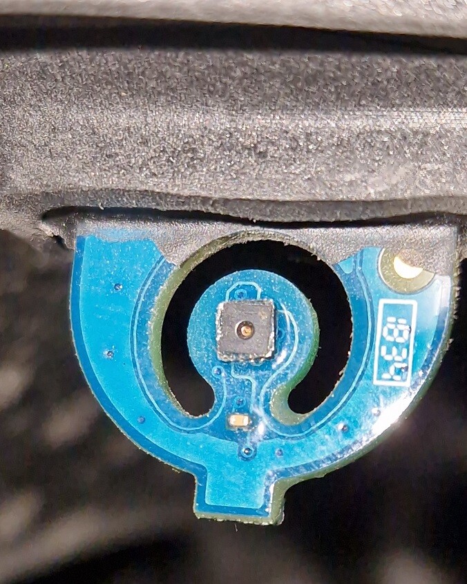 Nahaufnahme eines blauen elektronischen Türschlossmoduls mit Sensor