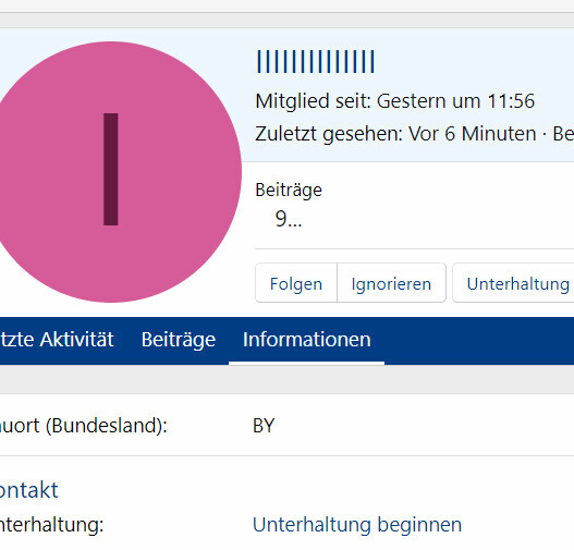 Rundes magenta Profilbild mit schwarzer senkrechter Linie in der Mitte.