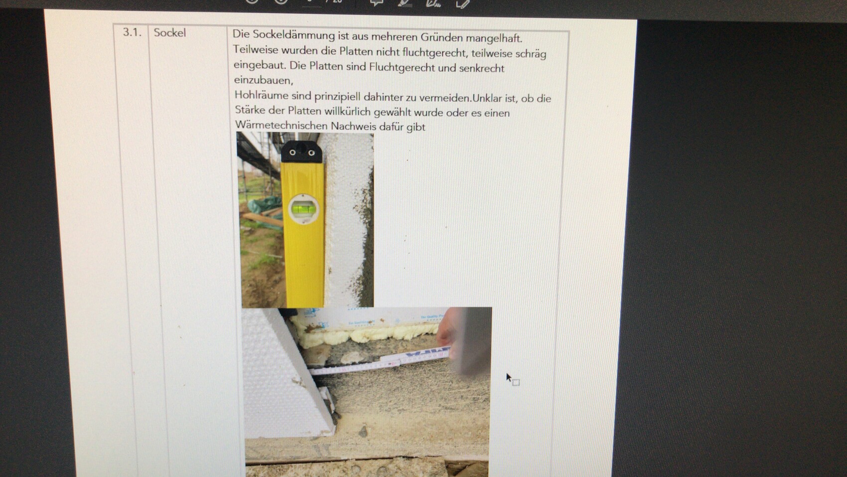 Dokumentseite über Sockel; zwei Bilder: Gelbe Wasserwaage und Dämmung an Mauer.
