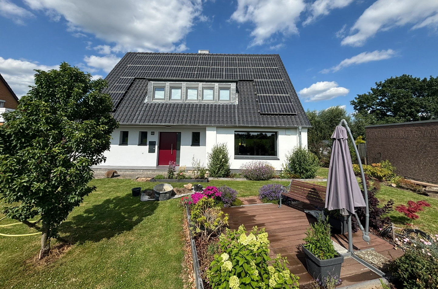 solaranlage-auf-dach-haus-mit-garten.png
