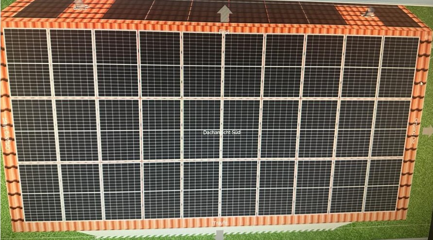 Draufsicht auf rotes Ziegeldach mit Solarzellen-Anlage in Rasteranordnung