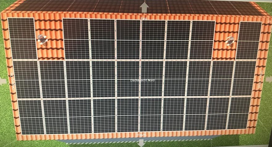 Draufsicht auf ein Hausdach mit vielen Solarmodulen auf roten Ziegeln.