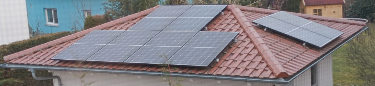 solarmodule-auf-dach-von-haus-erneuerbare-energie.png