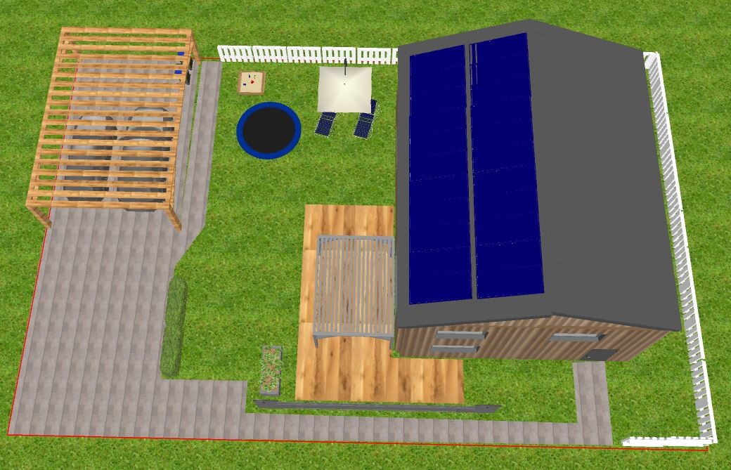Vogelperspektive: Garten mit Hausdach-Solarpaneele, Holzdeck, Trampolin, Sitzbereich und Zaun.