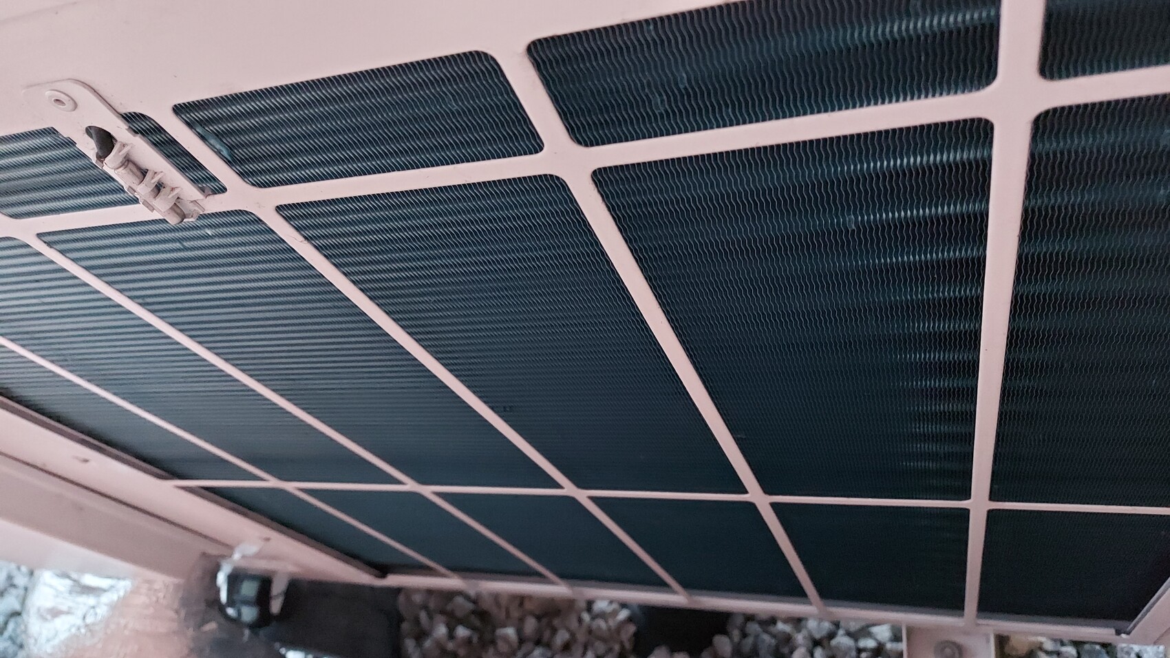 Nahaufnahme eines blauen Solarmoduls mit weißem Rahmen im Freien.