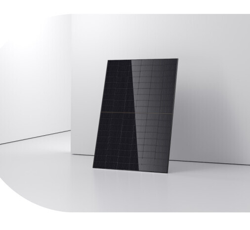 Solarmodul steht vor heller weißer Wand in minimalistischer Umgebung.