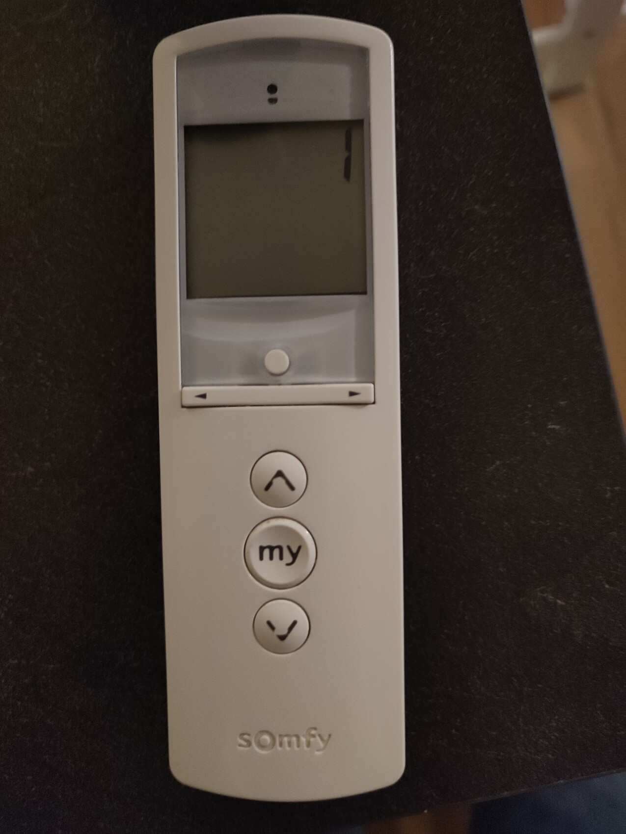 Weiße Somfy-Fernbedienung mit Display und drei runden Tasten (Auf, My, Zu).