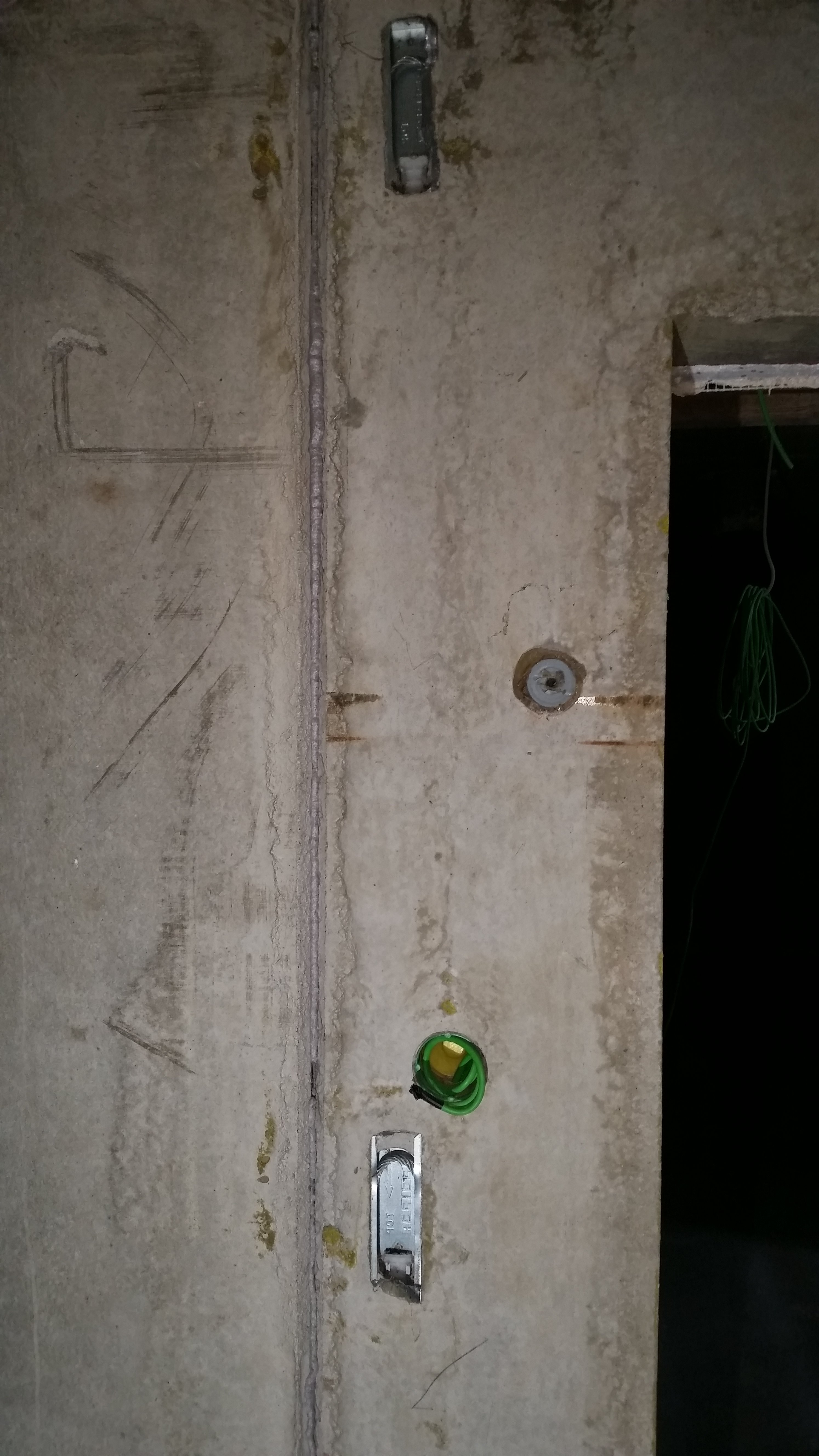spachteln-von-groesseren-fehlstellen-der-kellerwaende-398835-1.jpg